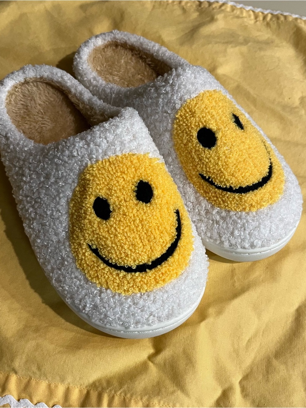 LADIES’ SLIPPERS - NEW